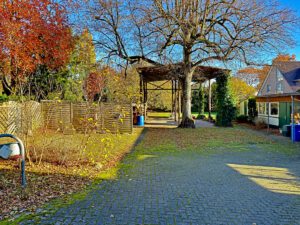 Innenhof und Carports