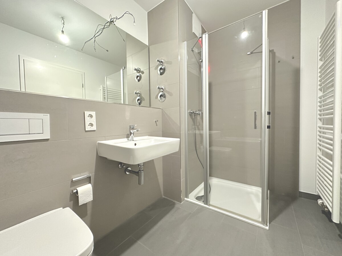 Bad mit Badewanne & Dusche