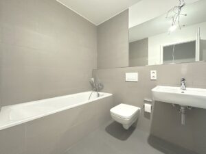 Bad mit Badewanne & Dusche