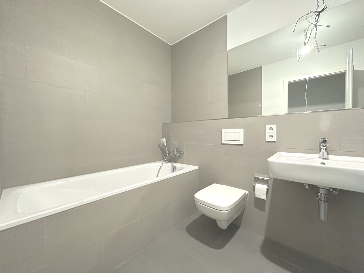 Bad mit Badewanne & Dusche