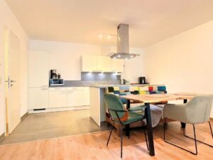 Wohnzimmer (Bild wurde mit Hilfe von Künstlicher Intelligenz optimiert.)