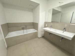 Bad mit Badewanne & Dusche