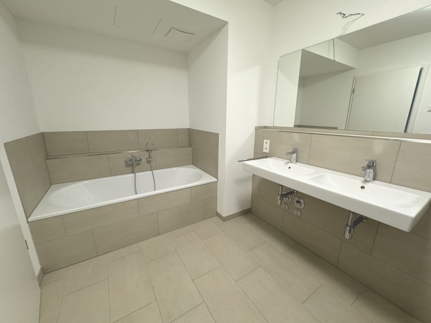 Bad mit Badewanne & Dusche