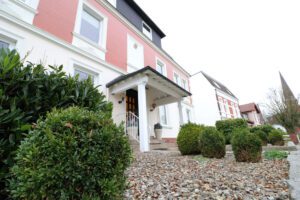 ansprechend angelegter Eingangsbereich