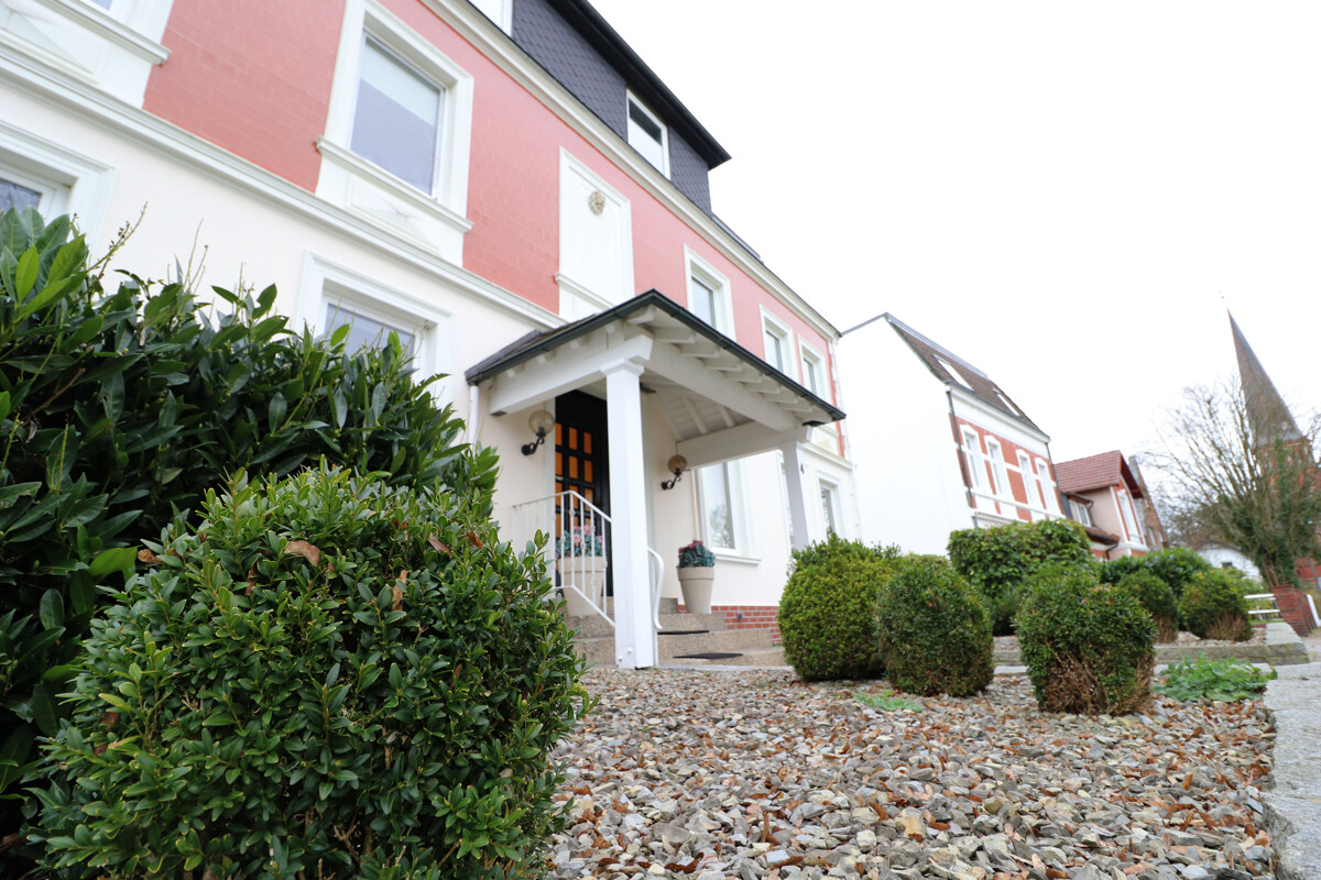 ansprechend angelegter Eingangsbereich