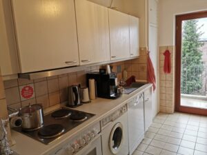 Küche mit Balkonzugang