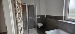 Duschbad (Bild wurde mit Hilfe von Künstlicher Intelligenz optimiert)