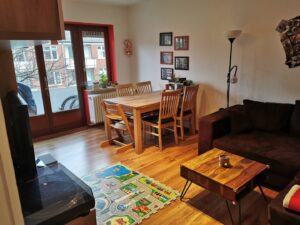 Wohnzimmer mit Balkonzugang