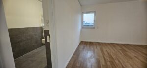 Schlafzimmer mit Zugang zum Wannenbad