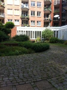 Innenhof hinter dem Torbogen