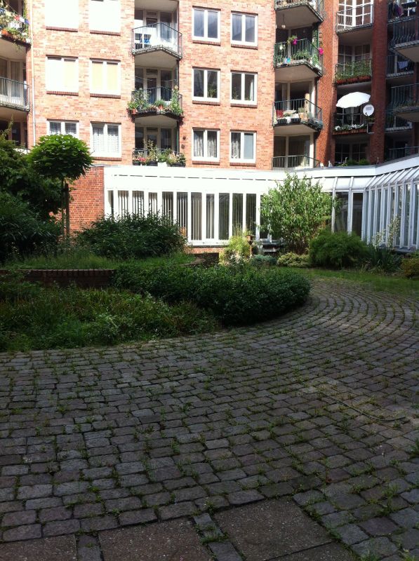 Innenhof hinter dem Torbogen