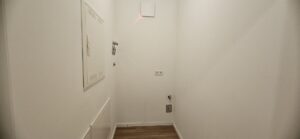 Abstellraum mit Waschmaschinenanschluss