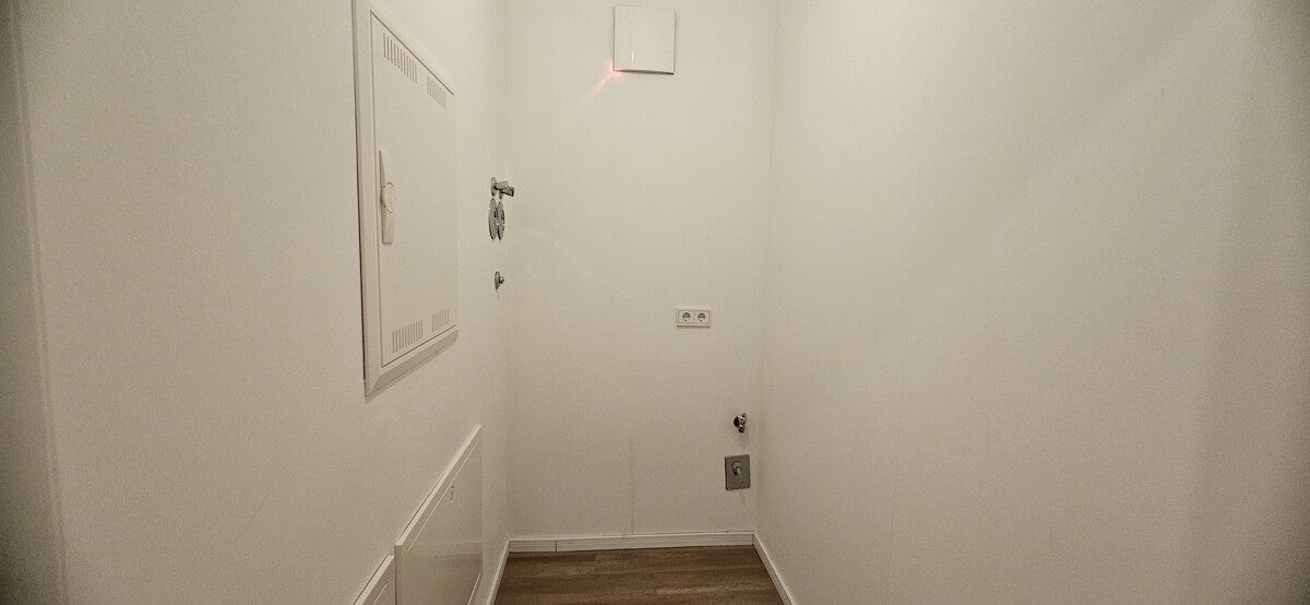 Abstellraum mit Waschmaschinenanschluss