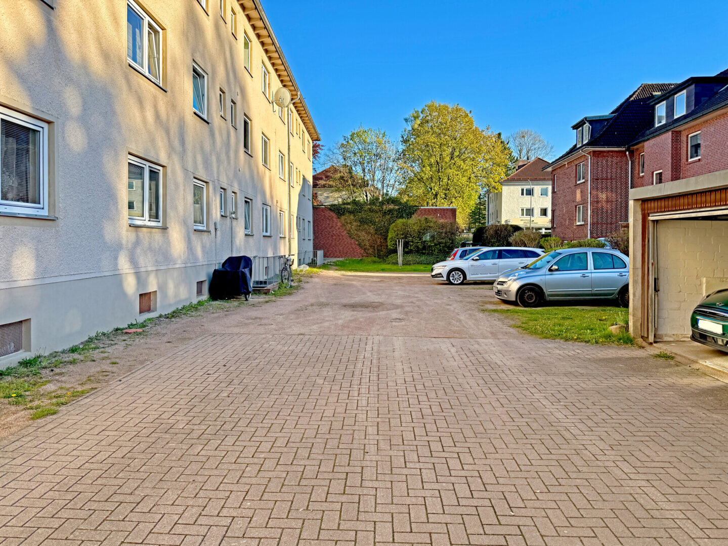 Hinterhof mit Stellplätzen