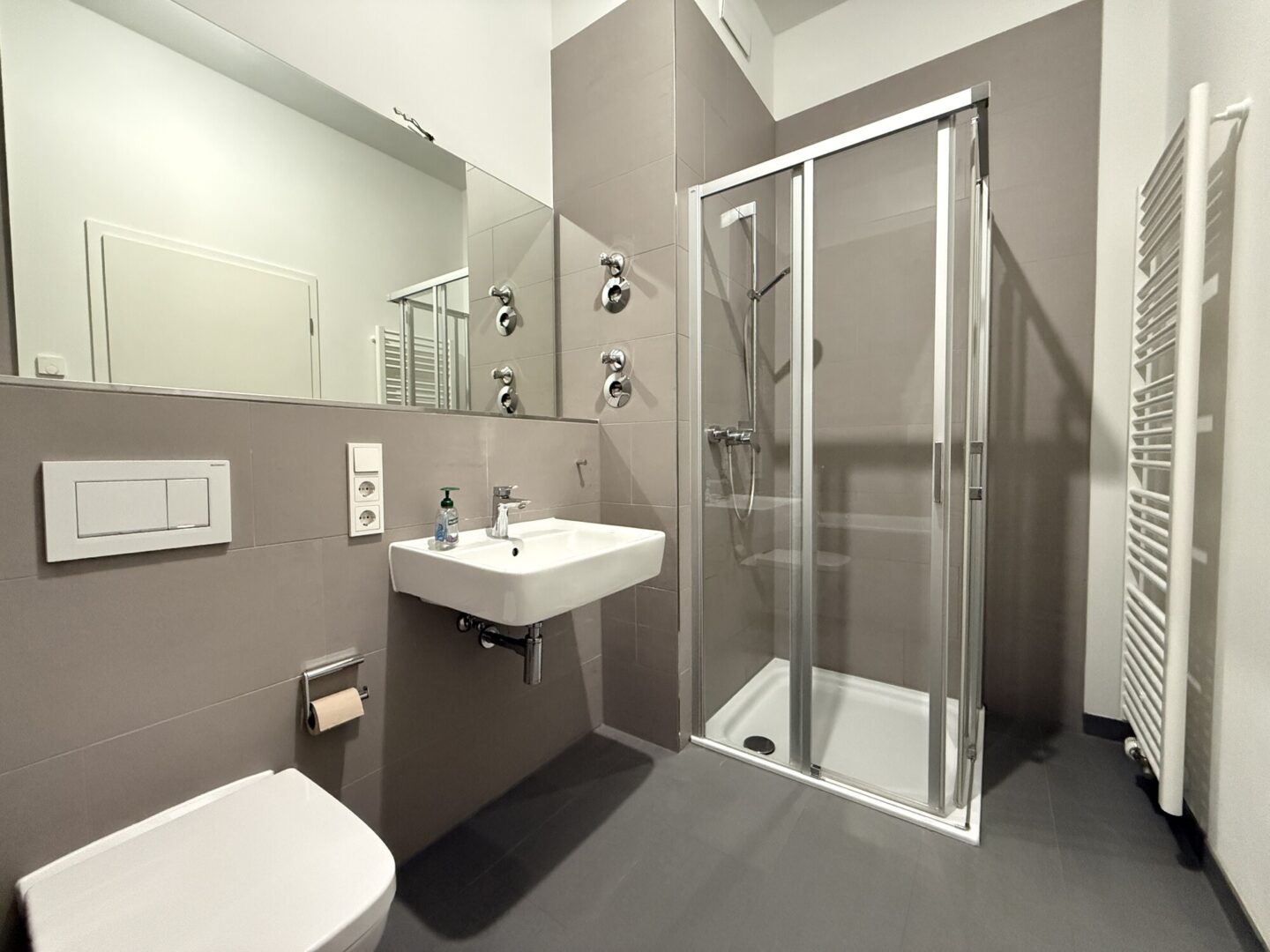 Bad mit Wanne & Dusche