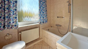 Badezimmer (OG)