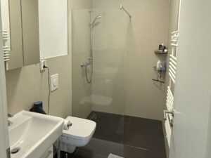 Badezimmer mit Dusche