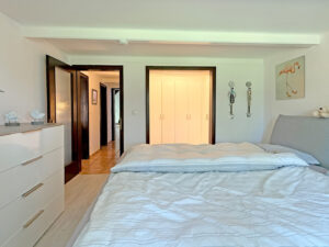 Schlafzimmer mit begehbarem Kleiderschrank