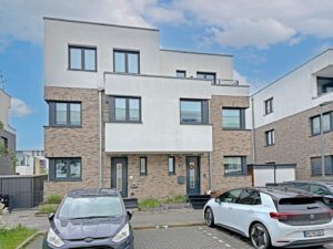 Straßenansicht mit 2 PKW- Stellplätzen