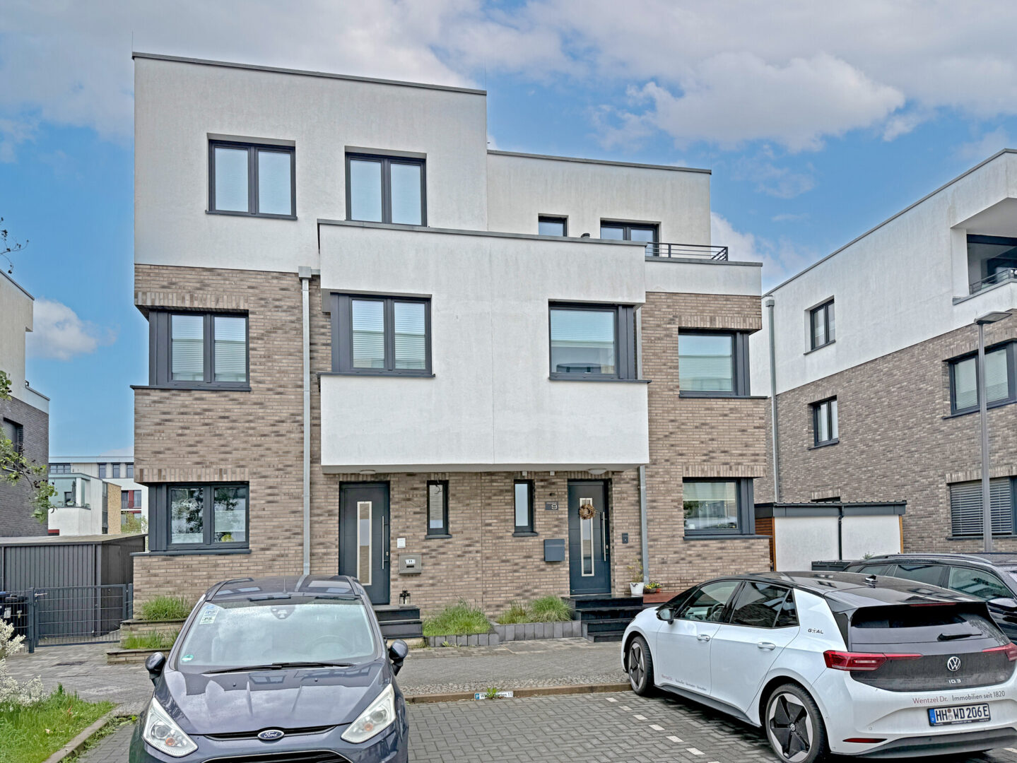 Straßenansicht mit 2 PKW- Stellplätzen