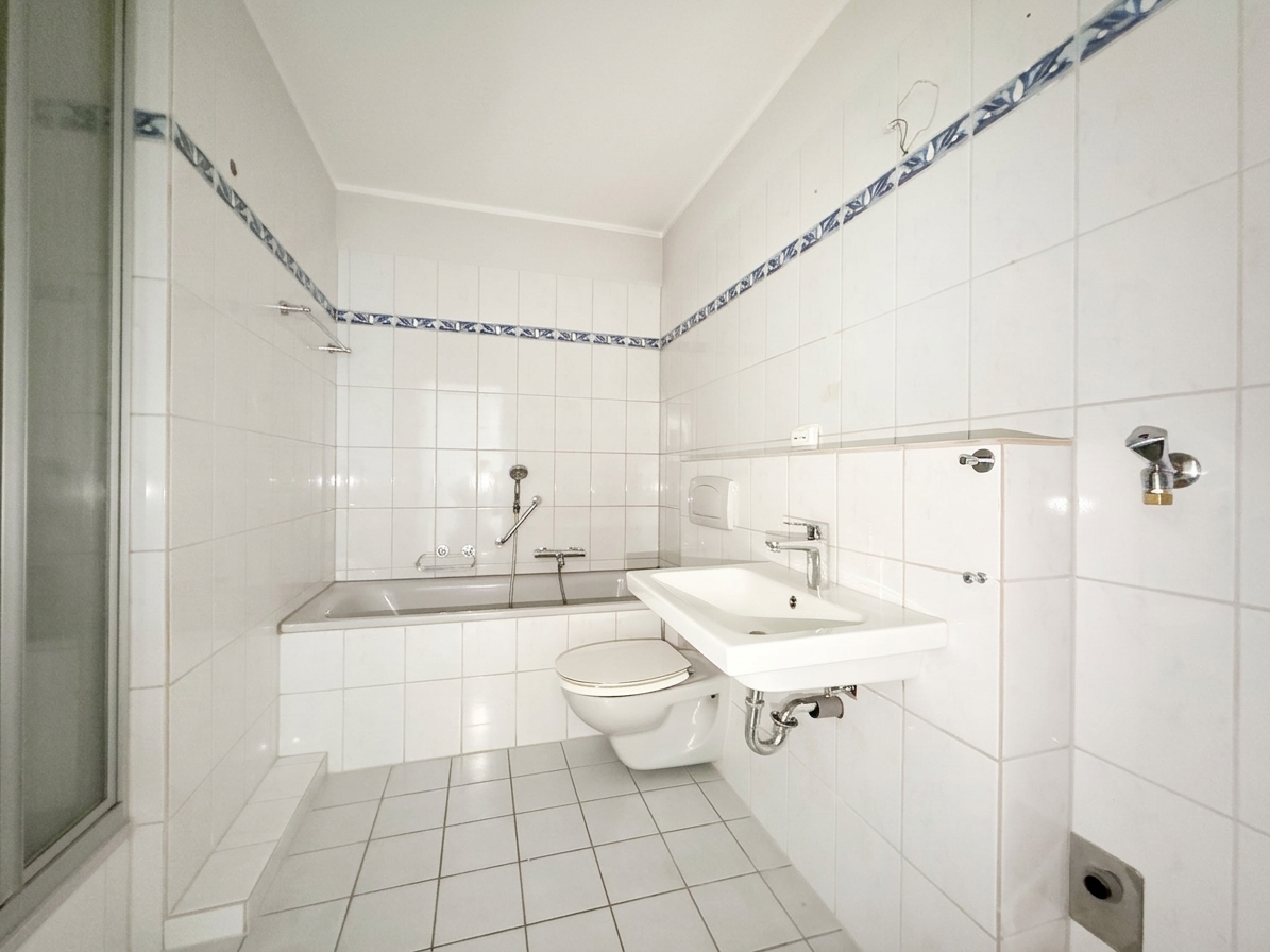 Bad mit Wanne & Dusche