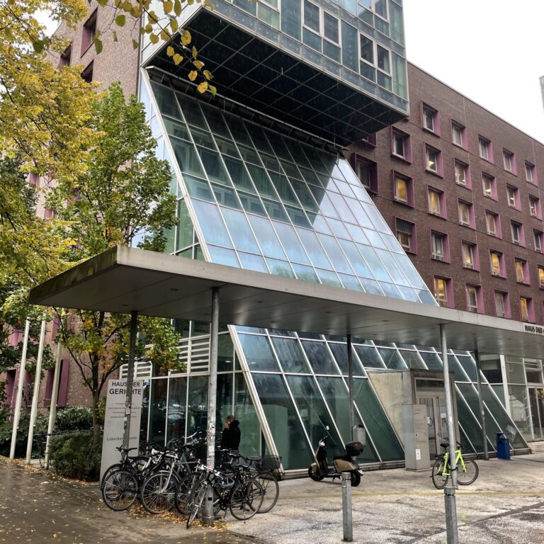 Stadtbild in Hamburg-St. Georg mit Backstein- und Glasfassaden