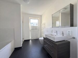 Bad mit Badewanne & Dusche