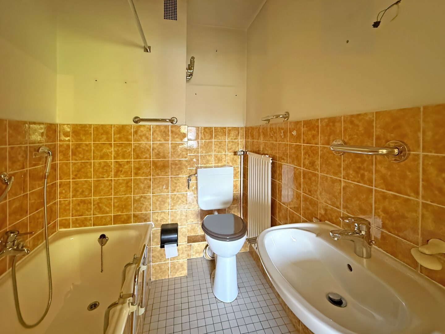 Innenliegendes Vollbad (vom Schlafzimmer aus)