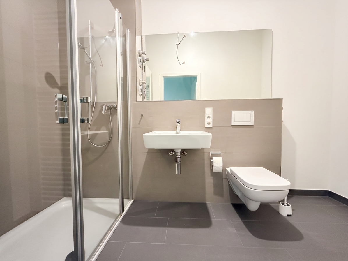 Bad mit Dusche - KI generiert