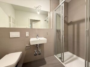 Bad mit Dusche - KI-generiert