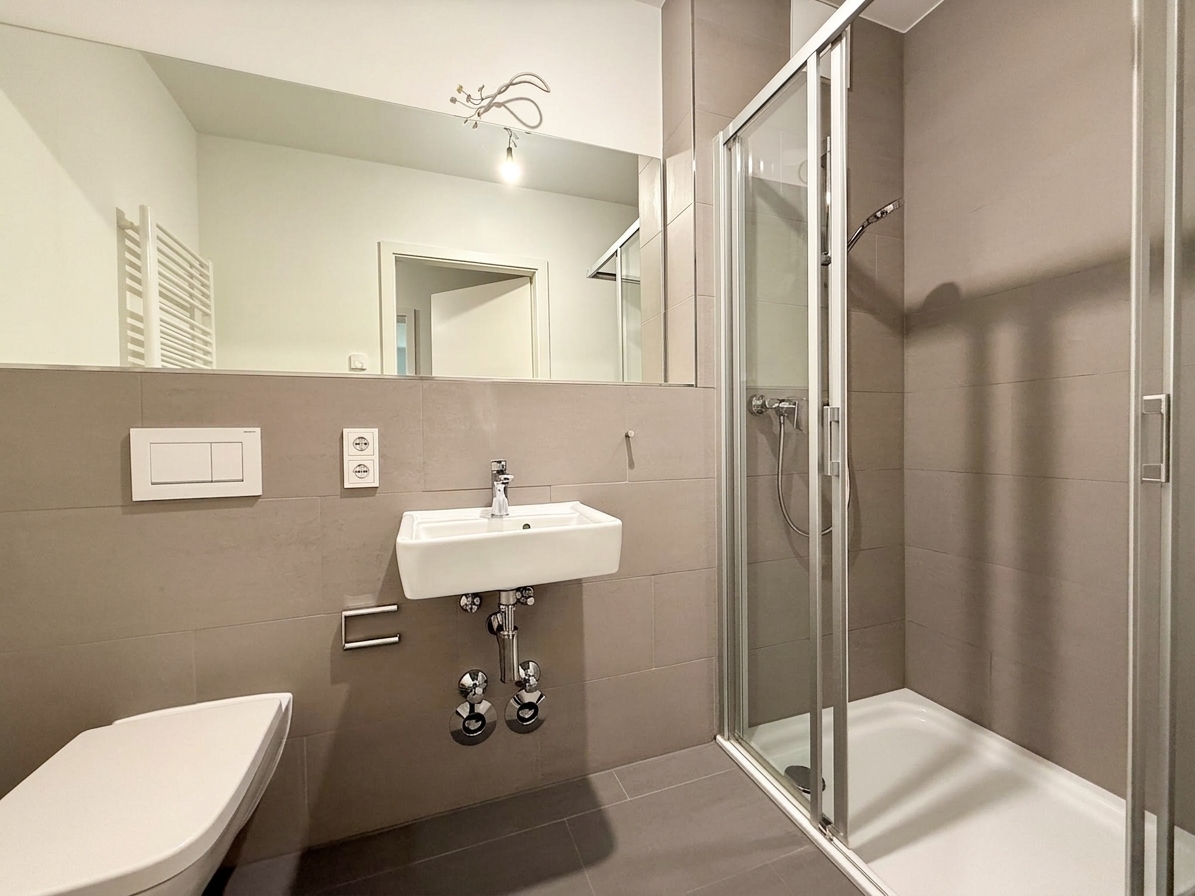 Bad mit Dusche - KI-generiert