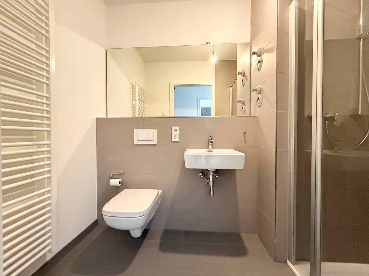 Bad mit Dusche - KI generiert