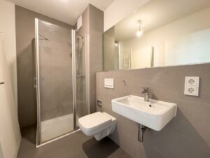 Bad mit Dusche - KI-generiert