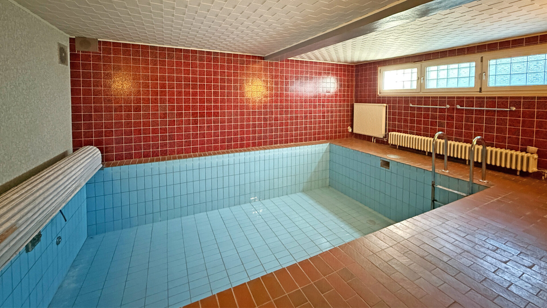 Schwimmbad (stillgelegt)