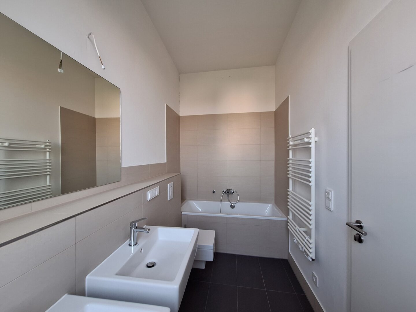 Angrenzendes Badezimmer