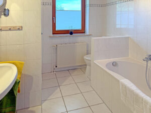 Bad mit Wanne und Dusche