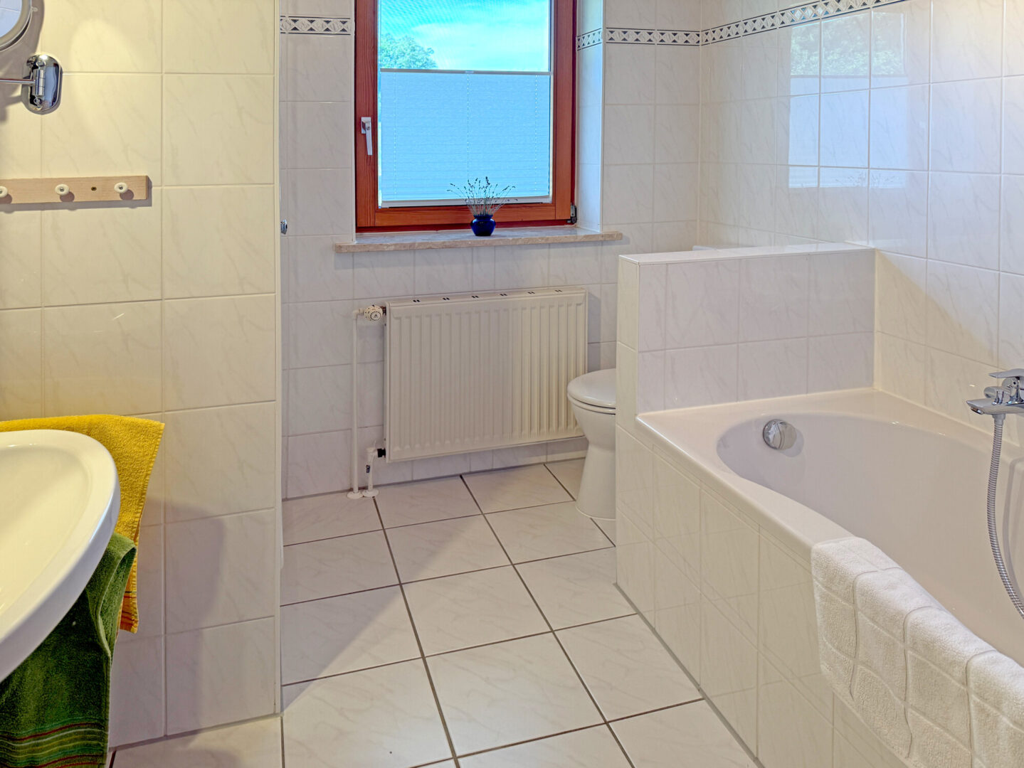 Bad mit Wanne und Dusche