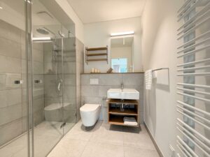 Bad mit Dusche - KI-generiert