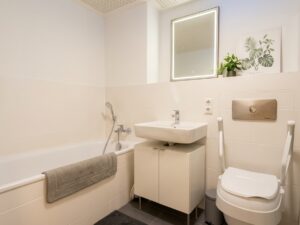 Badezimmer mit Wanne + Dusche - KI-generiert