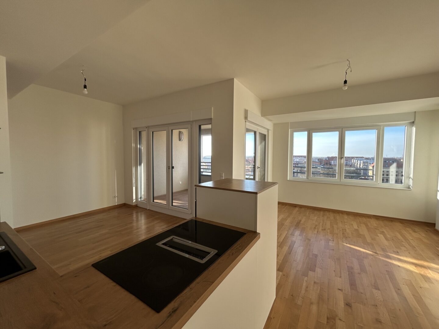 Wohnzimmer mit offener Küche