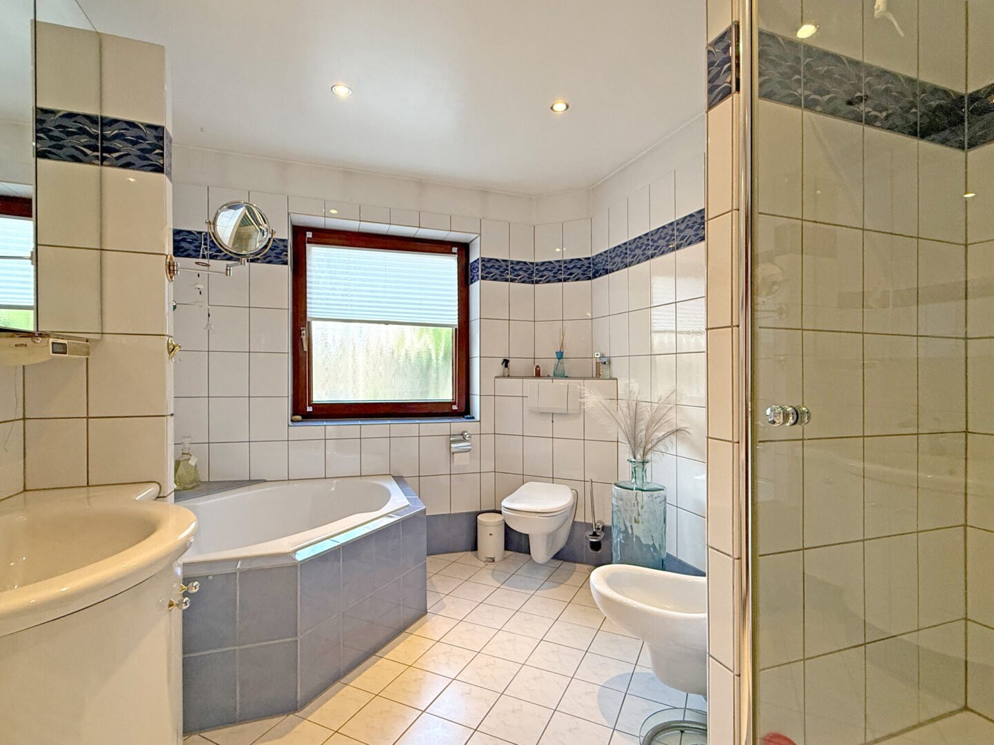 Bad mit Eckbadewanne und Dusche