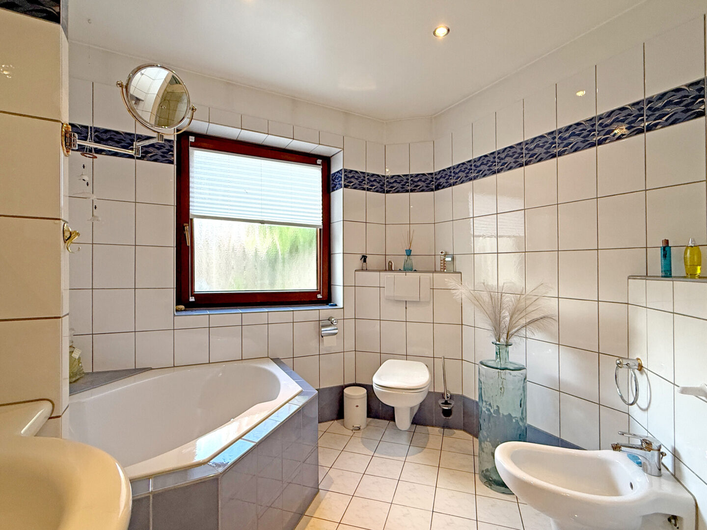Bad mit Eckbadewanne und Dusche