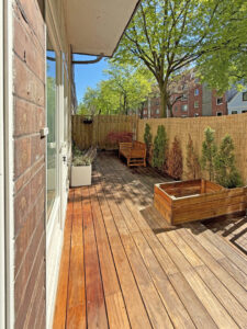 Terrasse Seite Kellerabgang