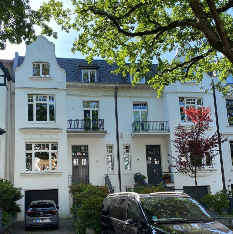 Weiße Stadthäuser mit Erkern und Balkonen in der Oberstraße, Hamburg-Harvestehude