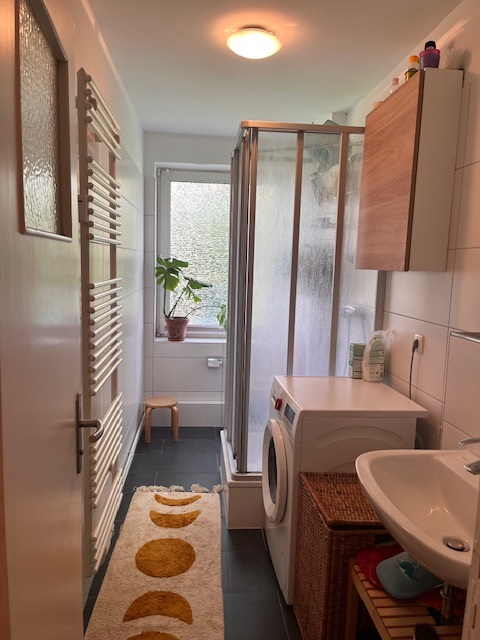 Ideal geschnittene 3-Zimmer-Wohnung in ruhiger Seitenstraße - Badezimmer
