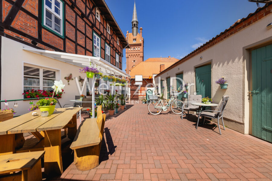 PROVISIONSFREI für Käufer – Mehrfamilienhaus in der Dömitzer Altstadt - Terrasse