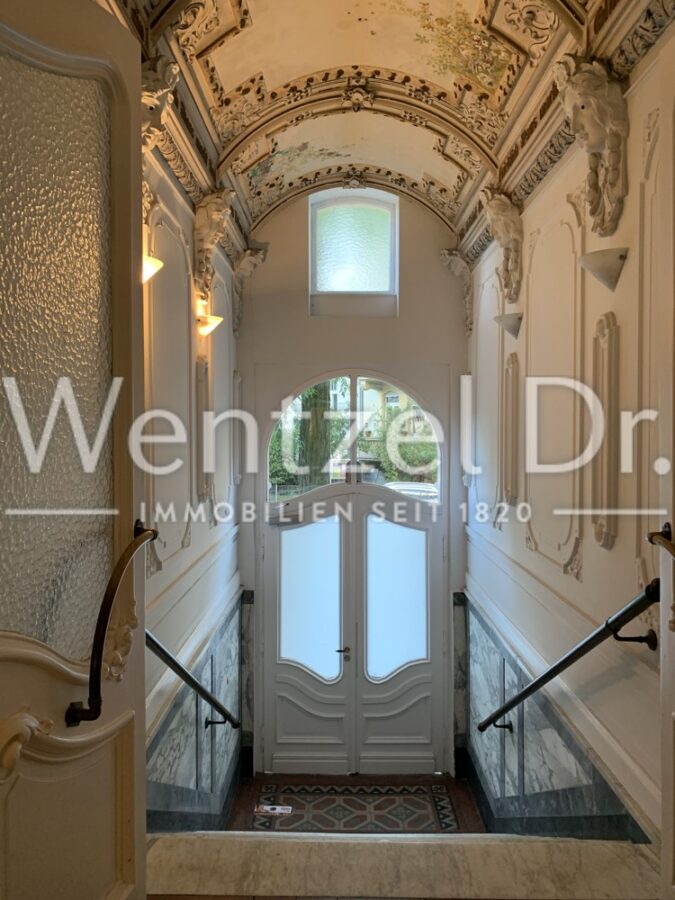Provisionsfrei für Käufer - Große charmante Altbauwohnung mit sensationellem Blick über Wiesbaden - Hauseingang
