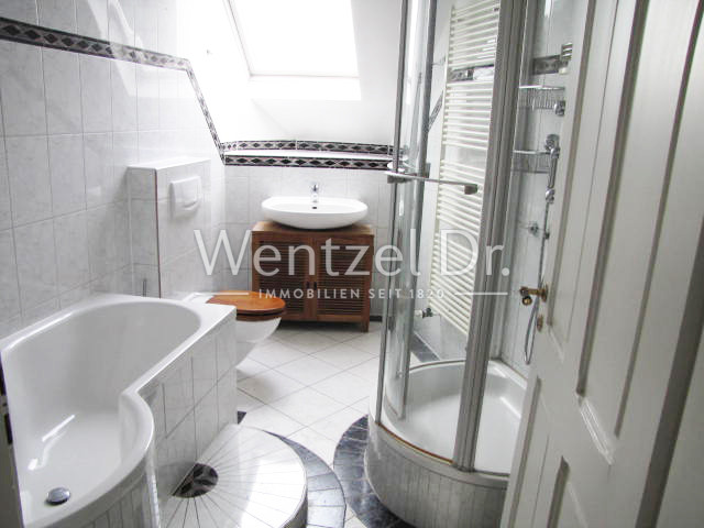Provisionsfrei für Käufer - Große charmante Altbauwohnung mit sensationellem Blick über Wiesbaden - Badezimmer