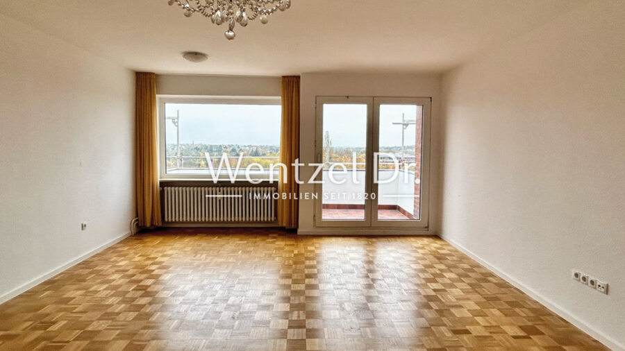 Schöne 2-Zimmer Eigentumswohnung, mit großzügigem Balkon in Kiel! - helles Wohnzimmer mit Blick ins Grüne