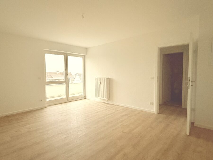 Tolle 2 ZKB mit Balkon in Walluf - Erstbezug nach Sanierung - Wohnzimmer